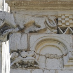 Löwe Dach Kirche / P. Gerfried Sitar